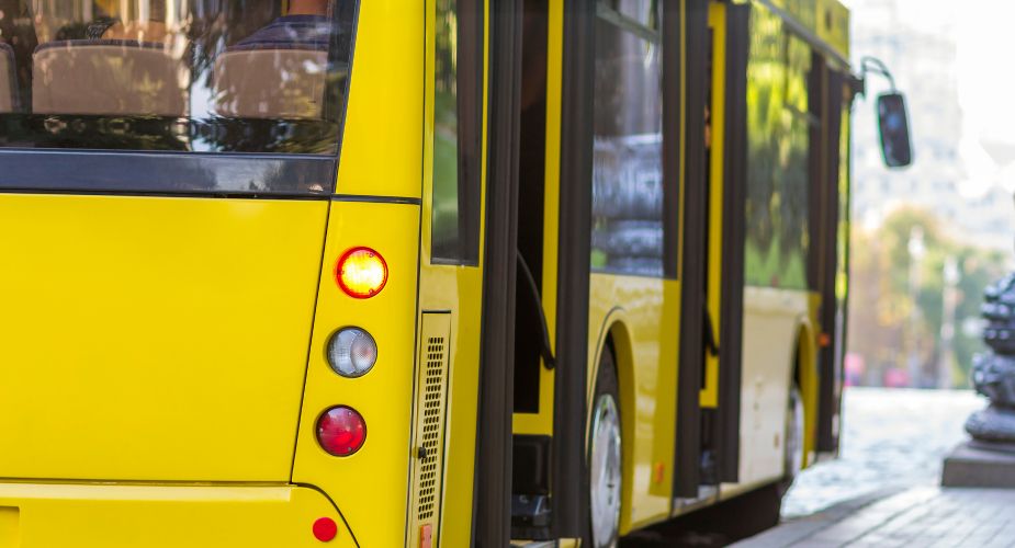 Gelber Bus als Symbol für die Stadtwerke: Zuverlässiger und umweltfreundlicher öffentlicher Nahverkehr für eine lebendige und nachhaltige Stadt