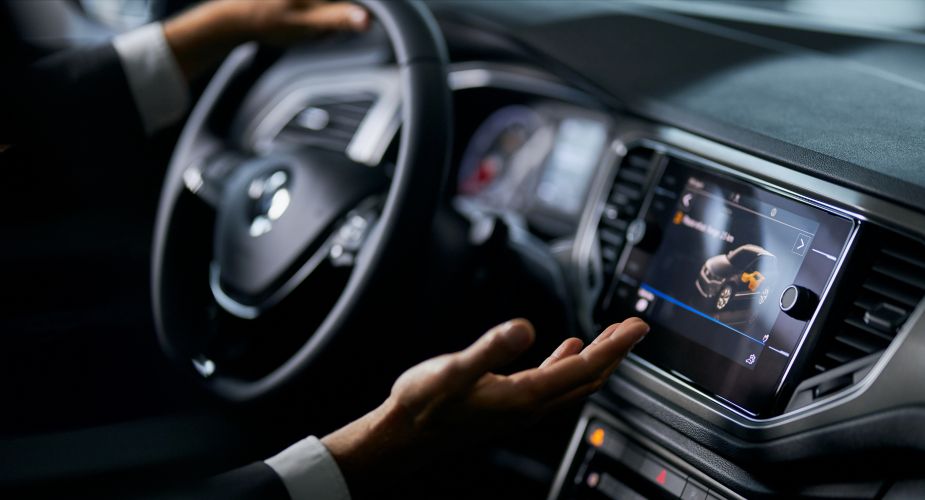 Herr im Anzug im Fahrzeug: Stilvolle Präsentation und Komfort bei der Nutzung des User Interfaces für ein nahtloses Fahrerlebnis